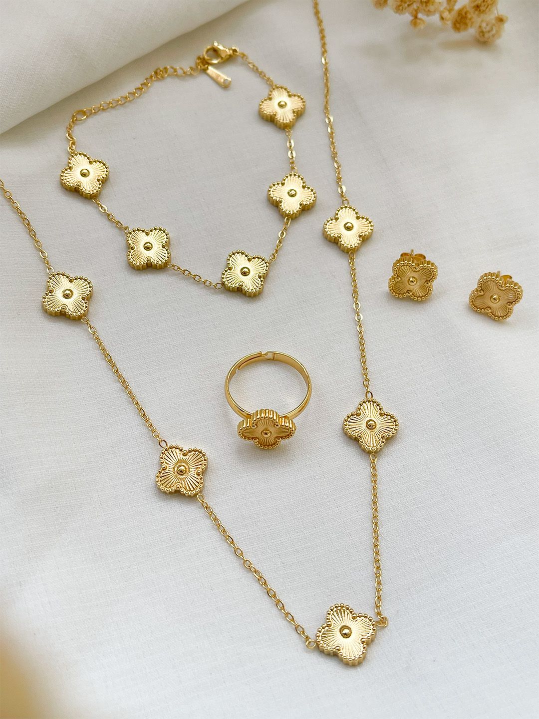 Ishhaara Gold Leaf Clover Necklace