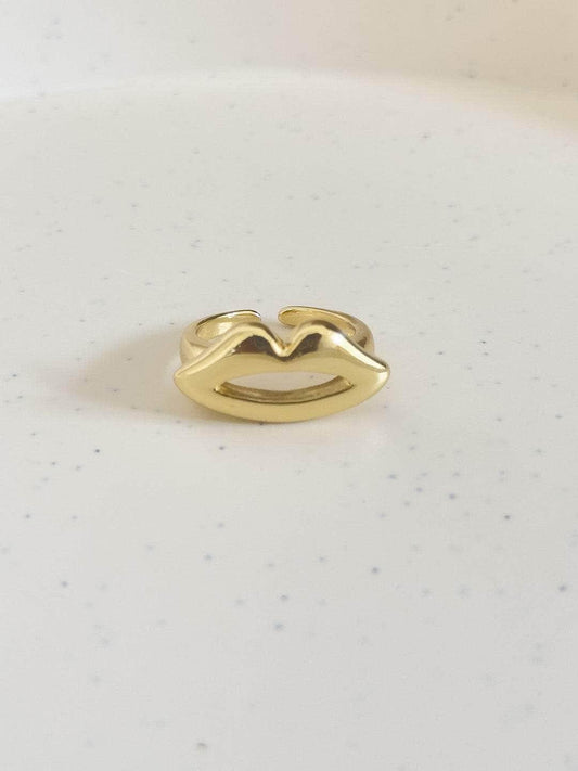 Ishhaara Gold Lip Kiss Ring