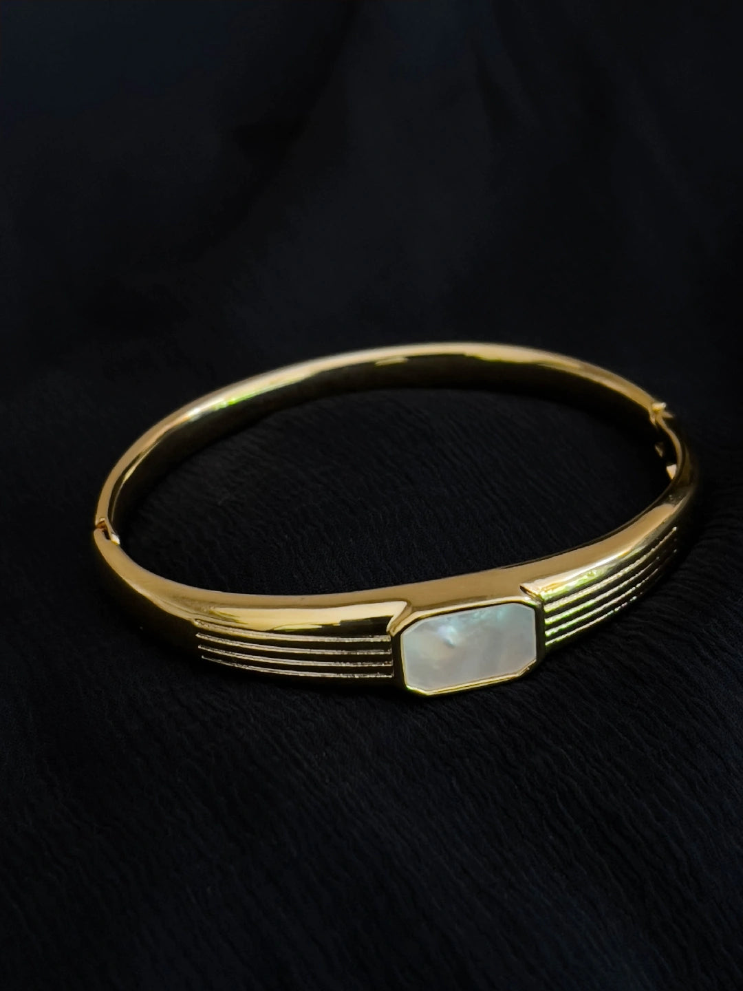 Ishhaara Gold Plated Mother Of Pearl Bracelet