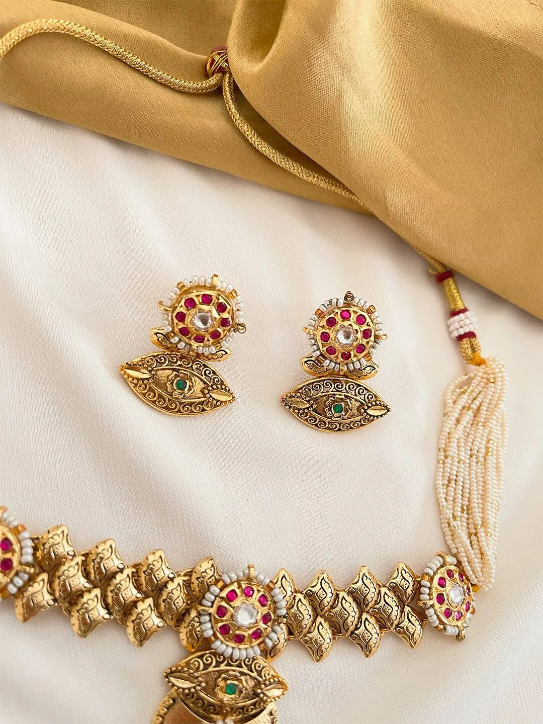 Ishhaara Gold Plated Stone Studded And Beaded Jewellery Set