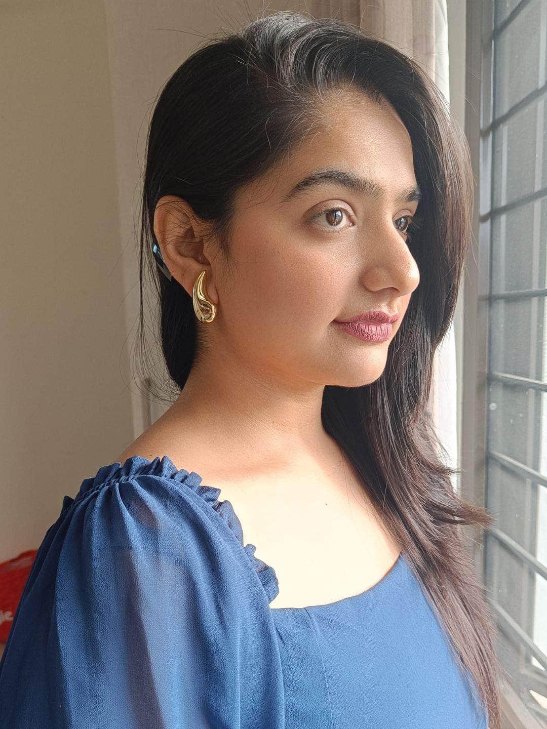 Ishhaara Small Eggplant Earrings Gold