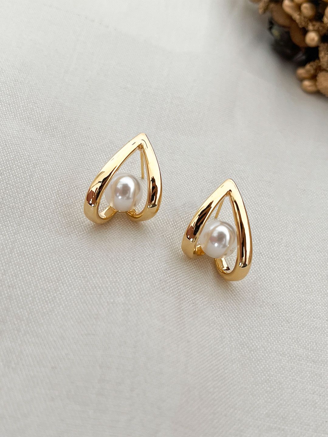 Ishhaara Gold Toned Freshwater Pearl Studded Earrings
