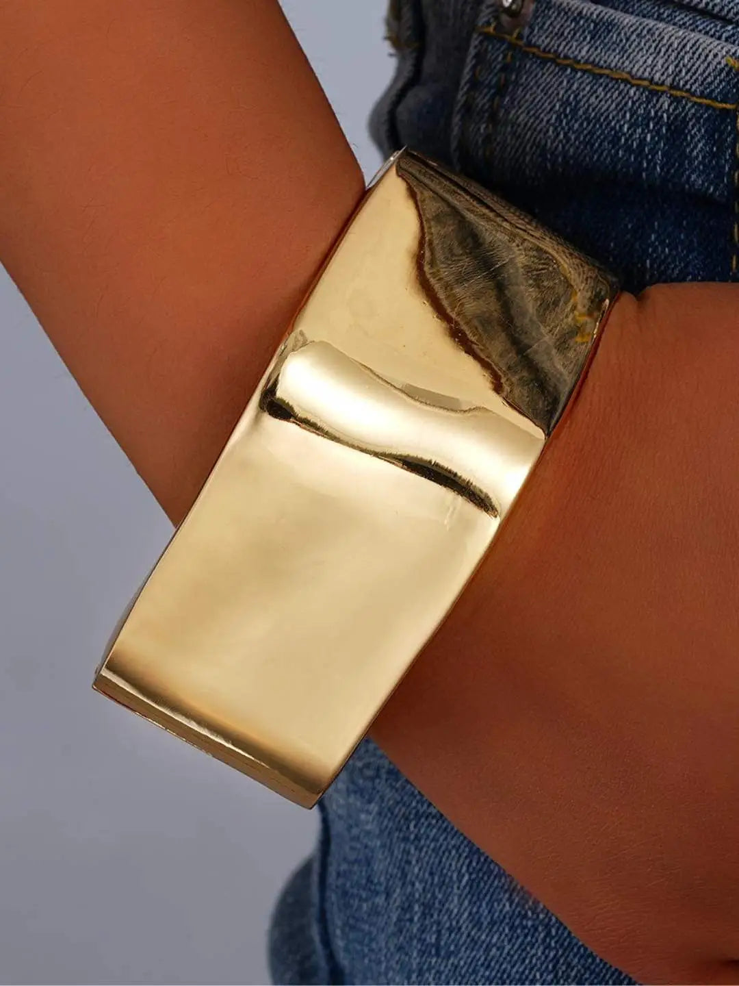 Ishhaara Gold Toned Geometric Bangle Bracelet