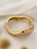 Ishhaara Gold Vintage Italy Ribbed Hinged Bangle Bracelet