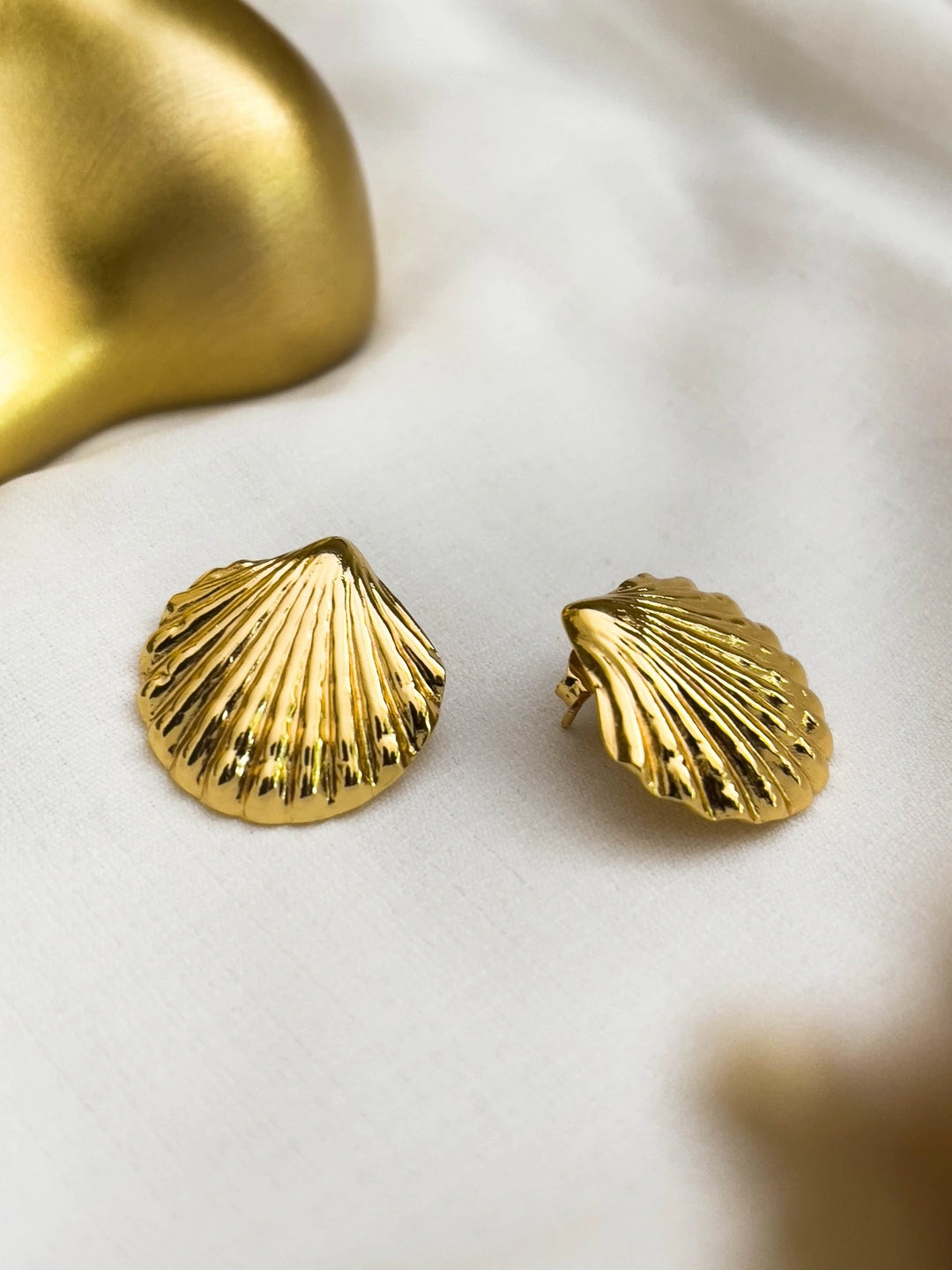 Ishhaara Golden Shell Earrings