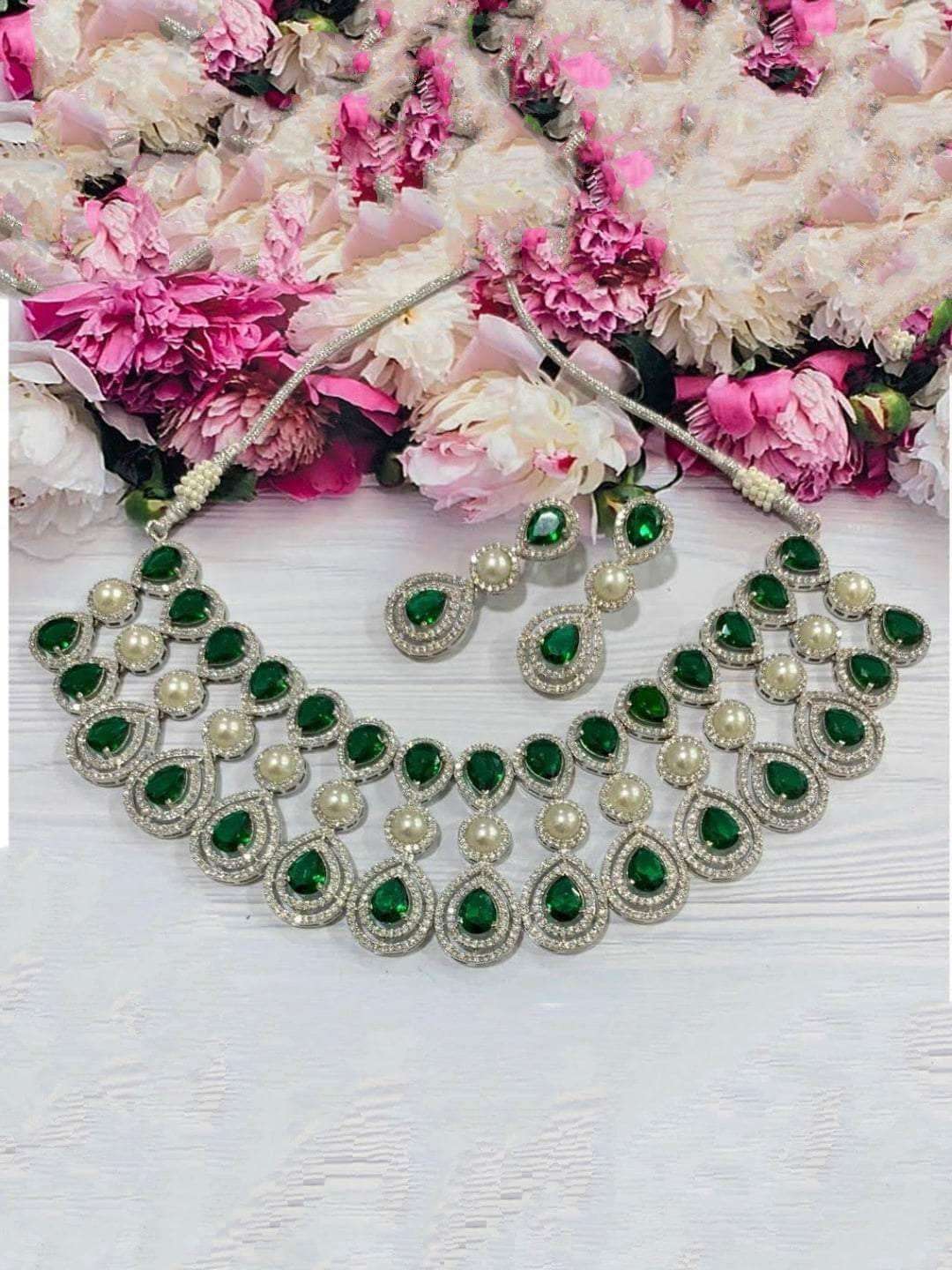 Ishhaara Briollete Pearl Choker