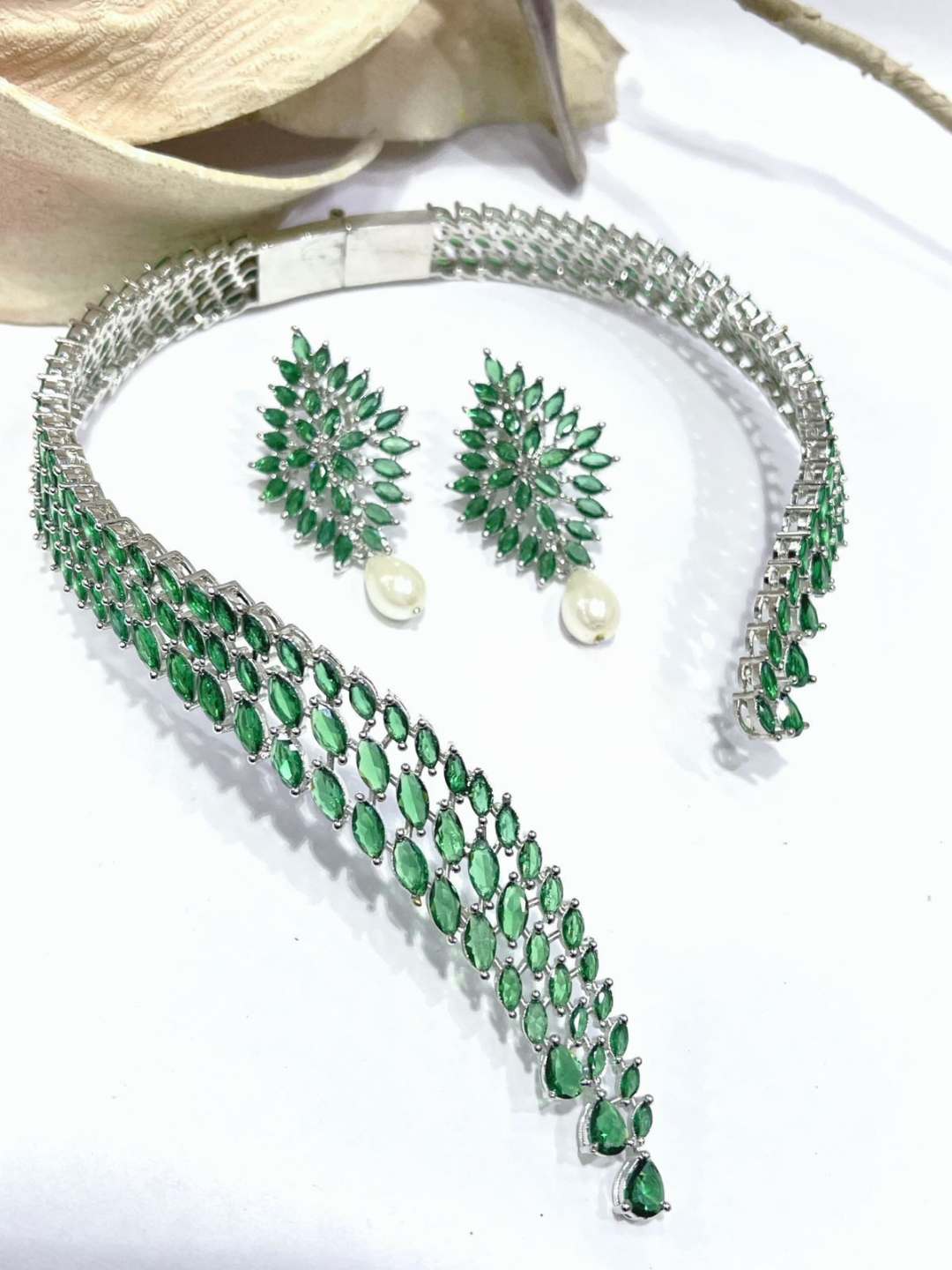 Ishhaara Green Collar Statement Necklace