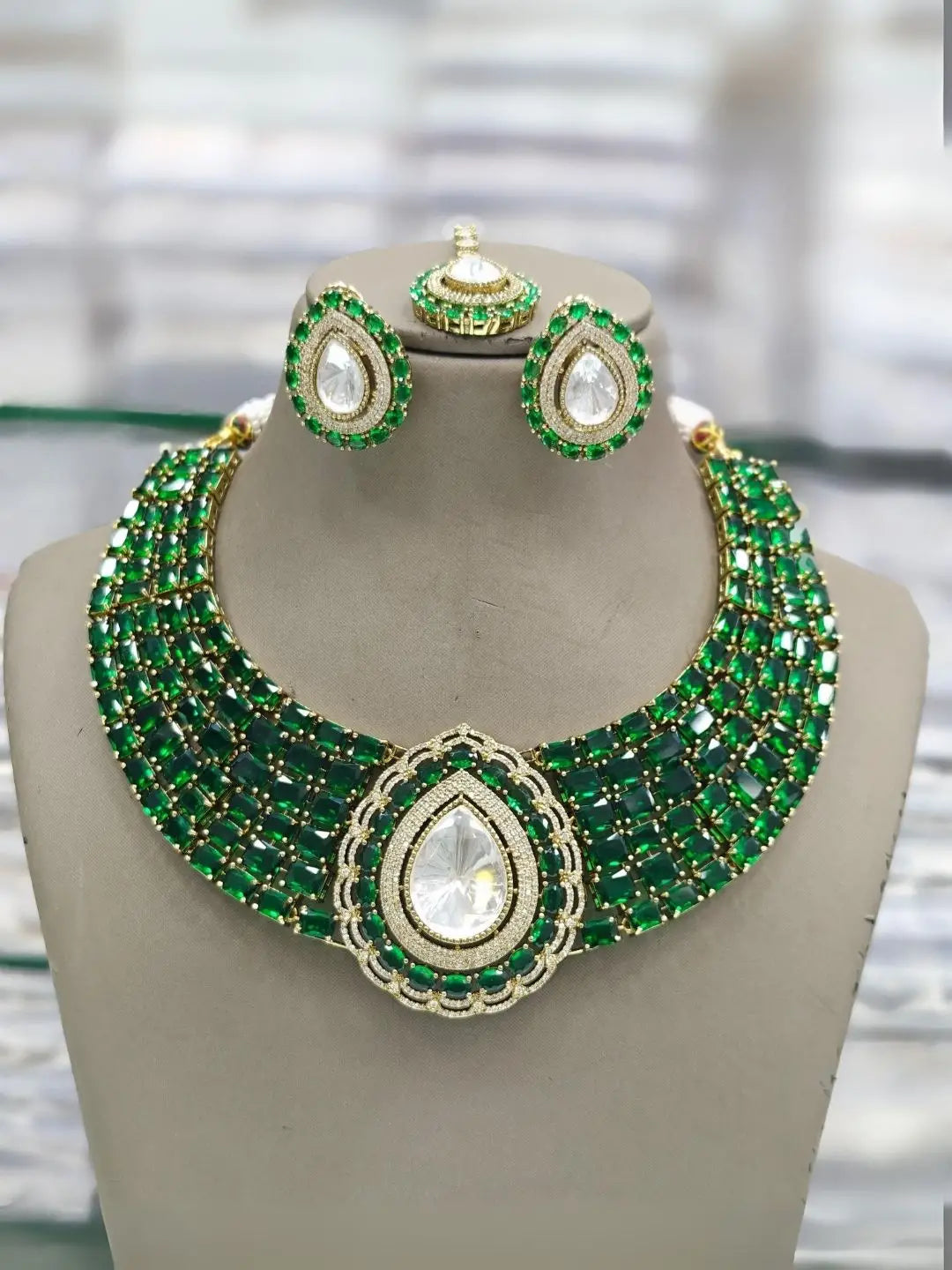 Ishhaara Green Elegant Choker Necklace Set With Teardrop Stone Pendant