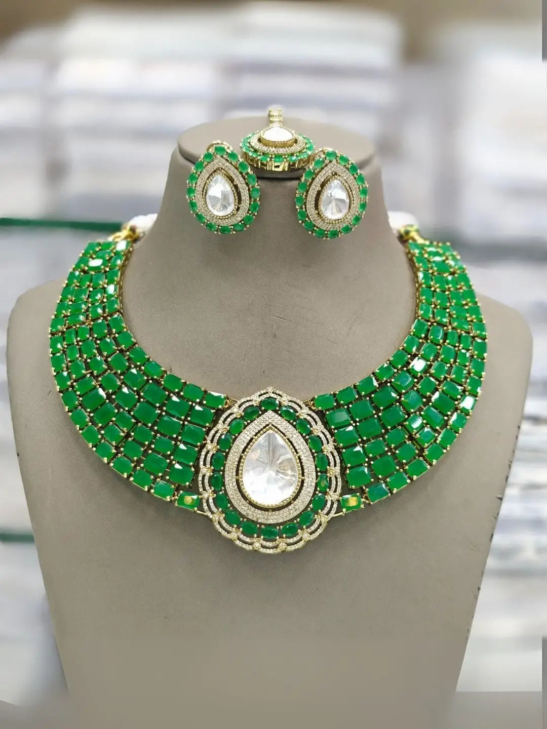 Ishhaara Green Elegant Choker Necklace Set With Teardrop Stone Pendant