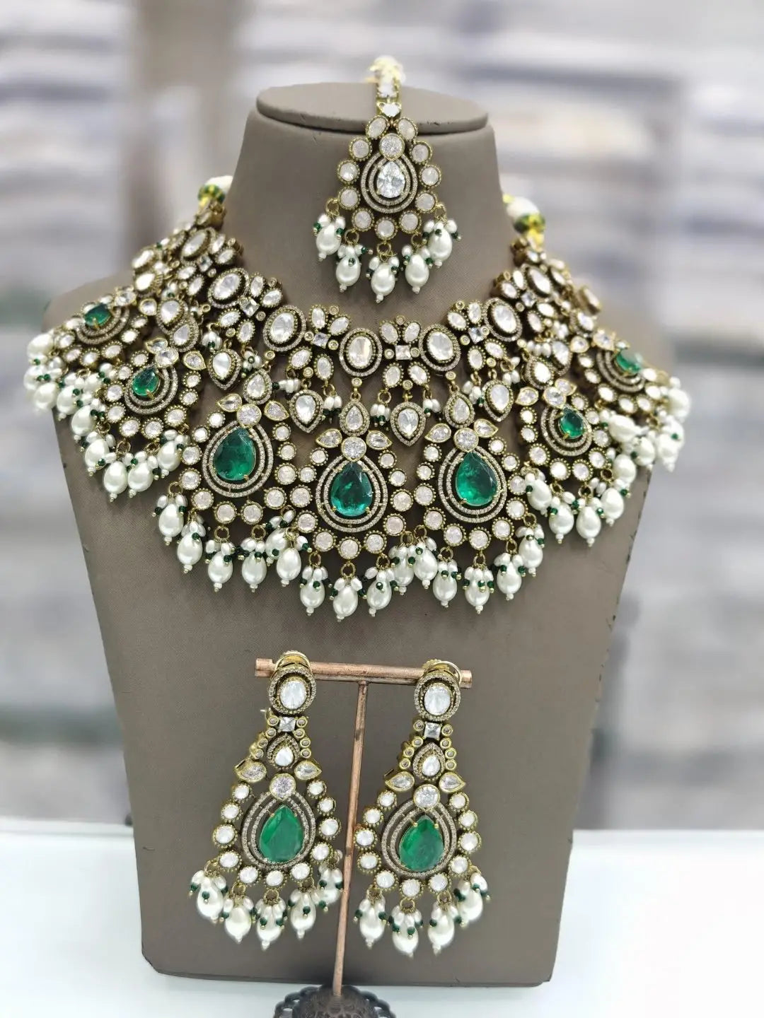 Ishhaara Green Elegant Kundan Meenakari Necklace