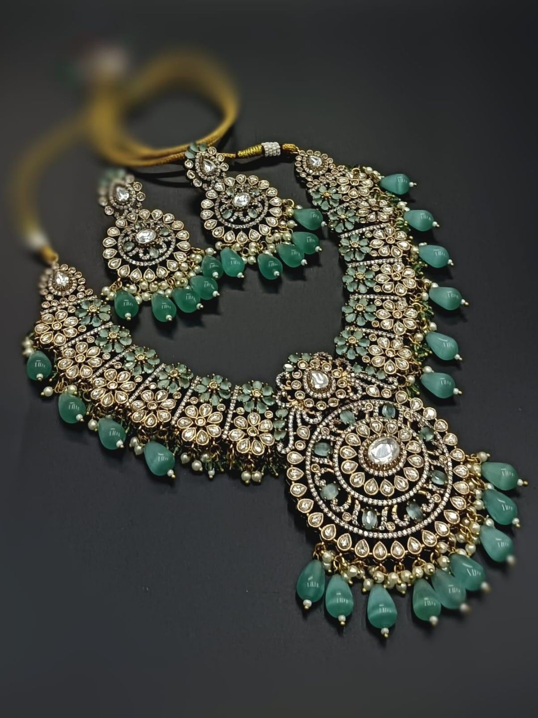 Ishhaara Green Elegant Victorian Pendant Necklace With Earrings