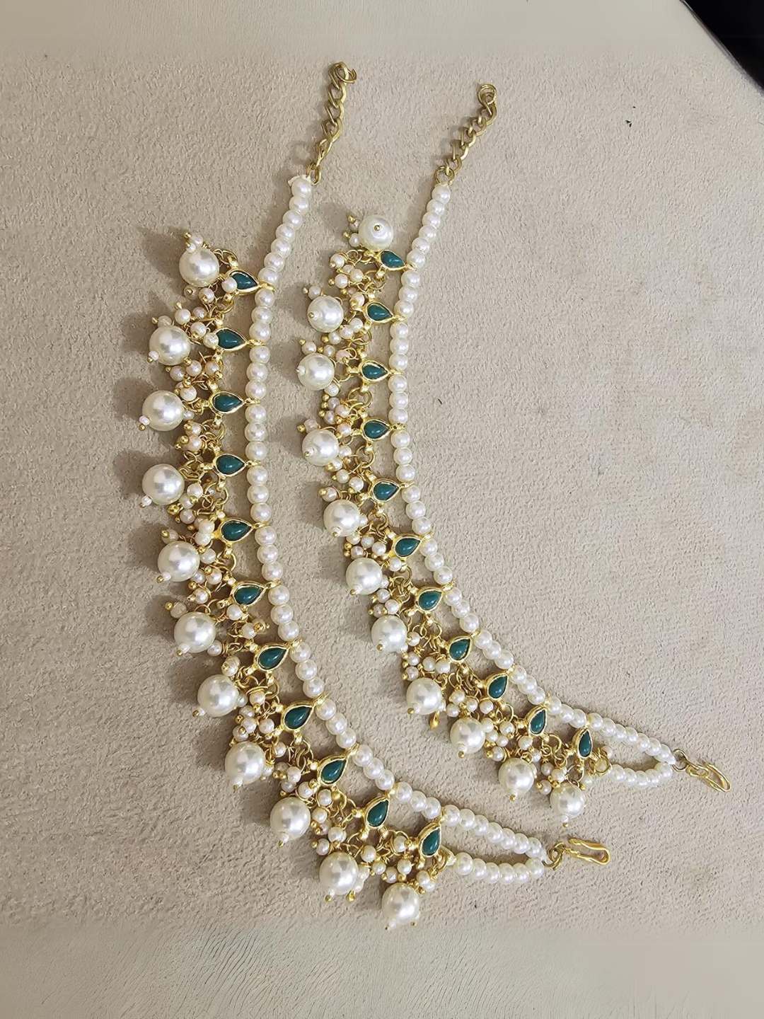 Ishhaara Green Kundan And Pearl Beaded Ear Chain