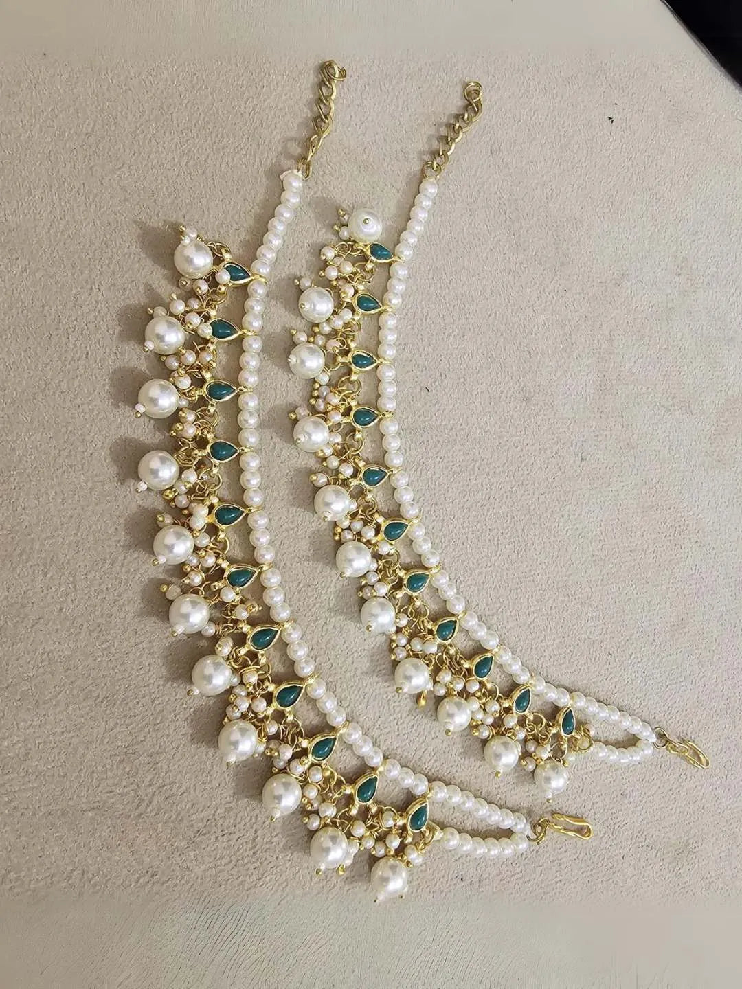 Ishhaara Green Kundan And Pearl Beaded Ear Chain