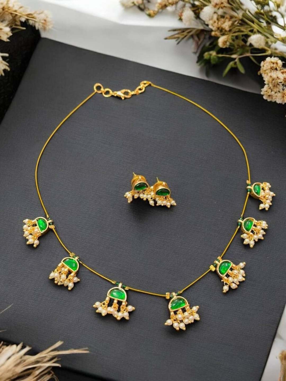 Ishhaara Green Minimal Jadau Pendant Necklace