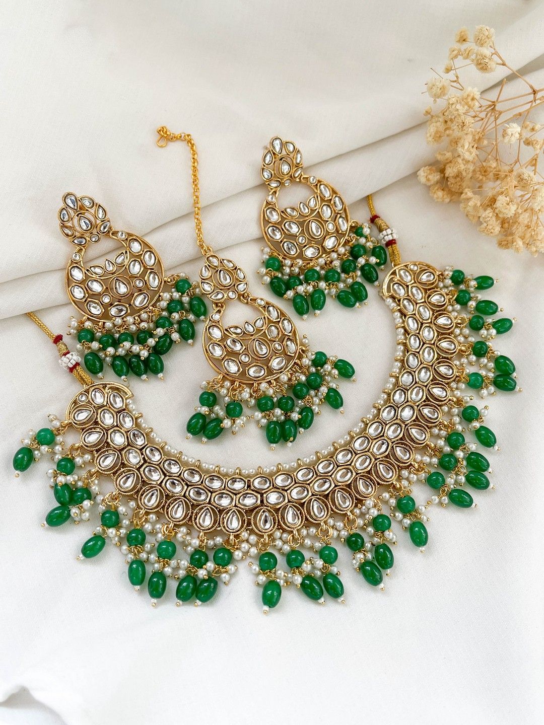 Ishhaara Green Minimal Kundan And Pearl Studded Necklace