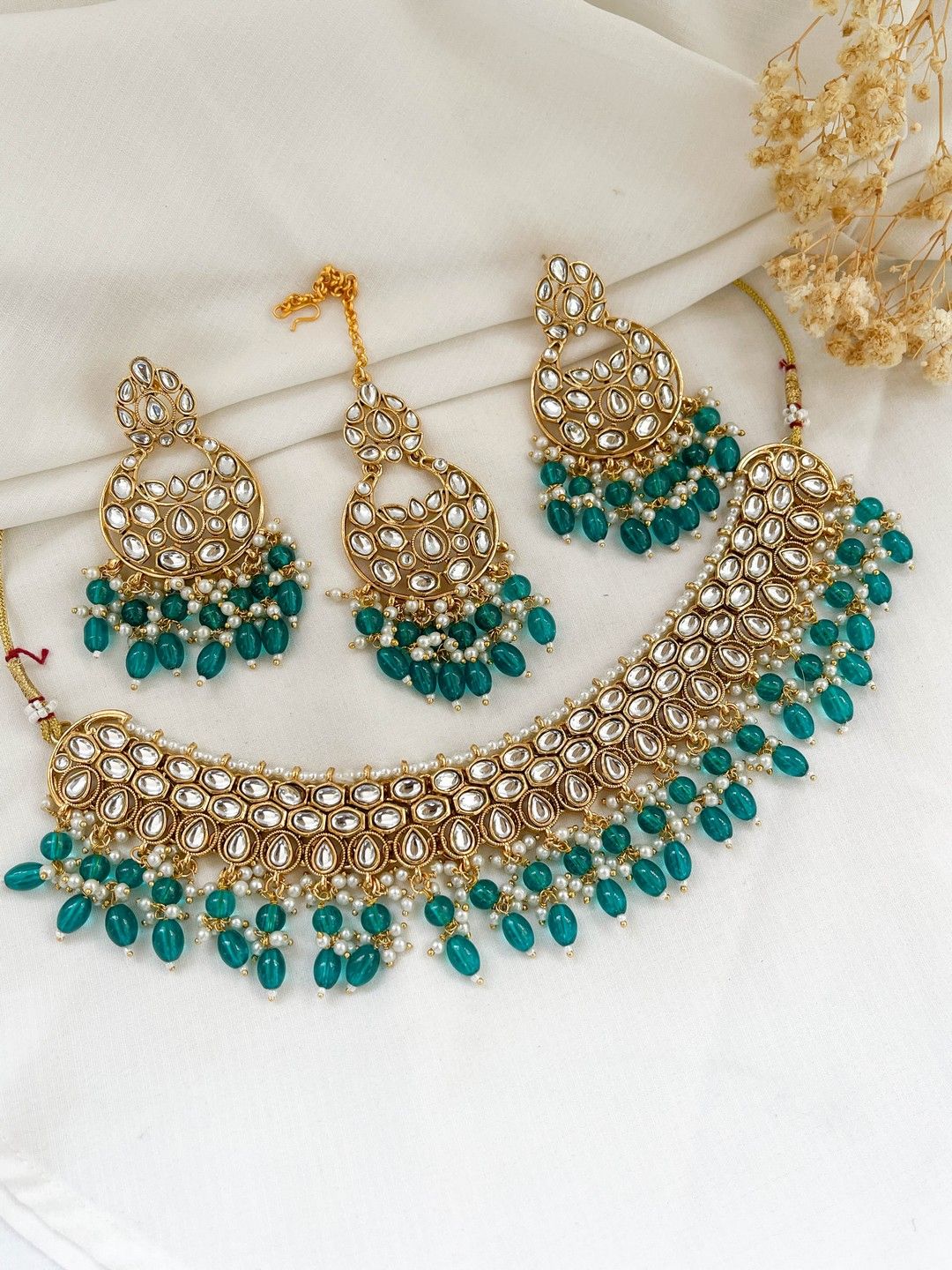 Ishhaara Green Minimal Kundan And Pearl Studded Necklace