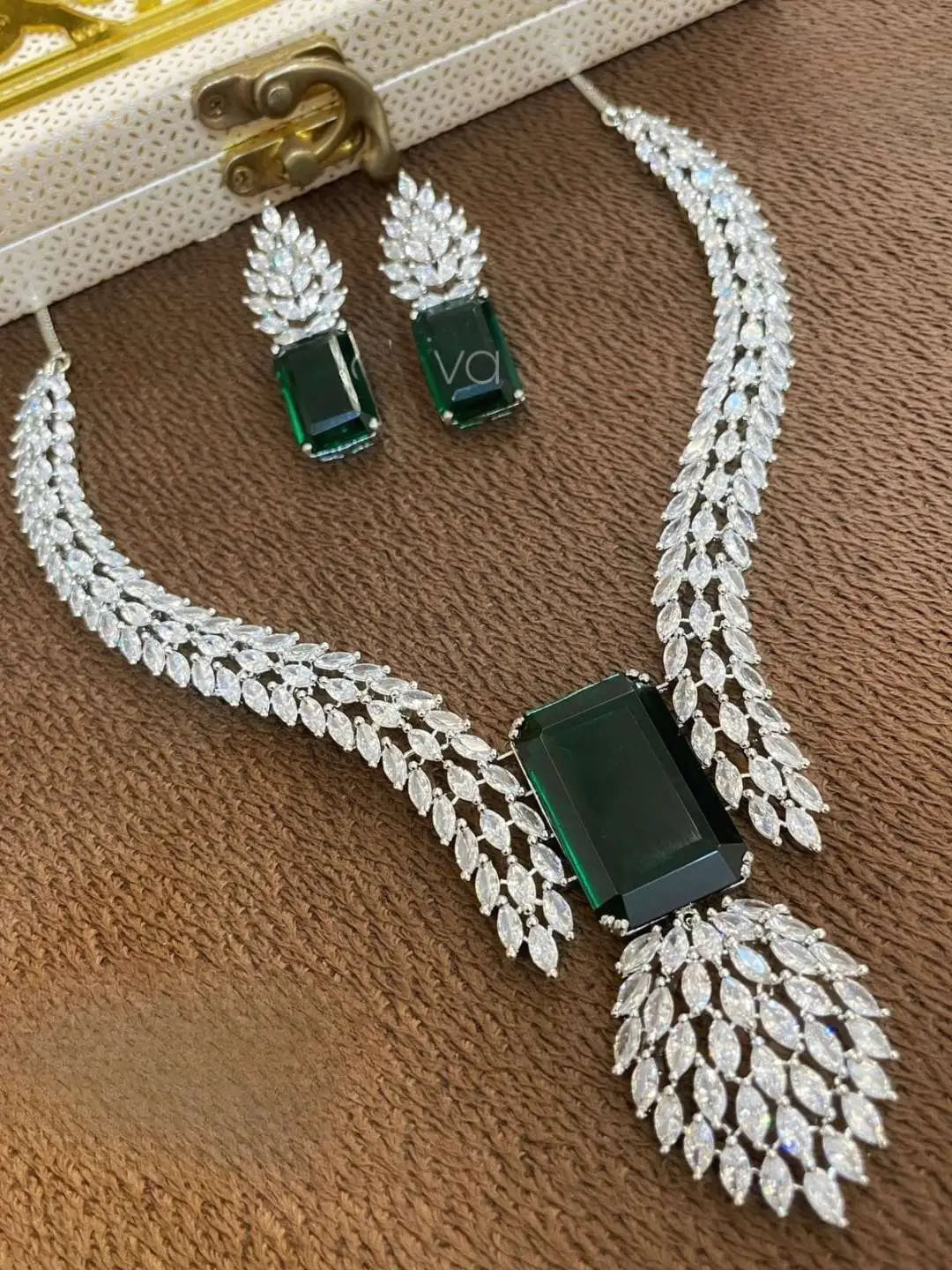 Ishhaara Green Silver Finish Ad Necklace Set