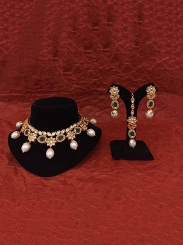 Ishhaara Green Simple Oval AD Kundan Necklace Earring And Teeka Set