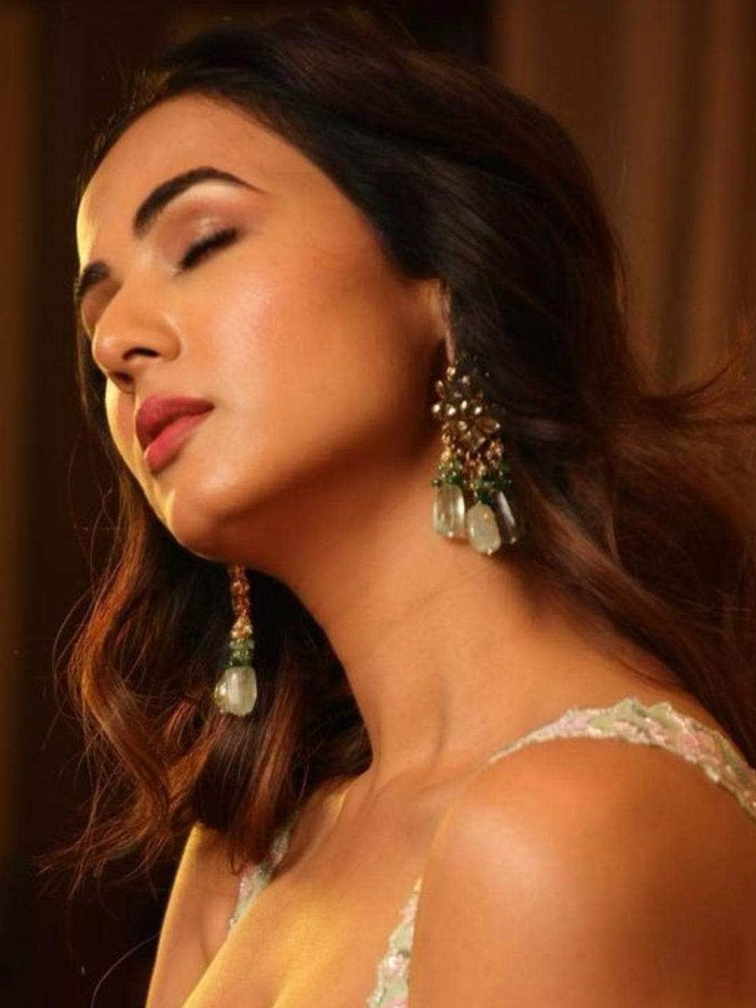 Ishhaara Sonal Chauhan In Kundan Precious Stone Earring