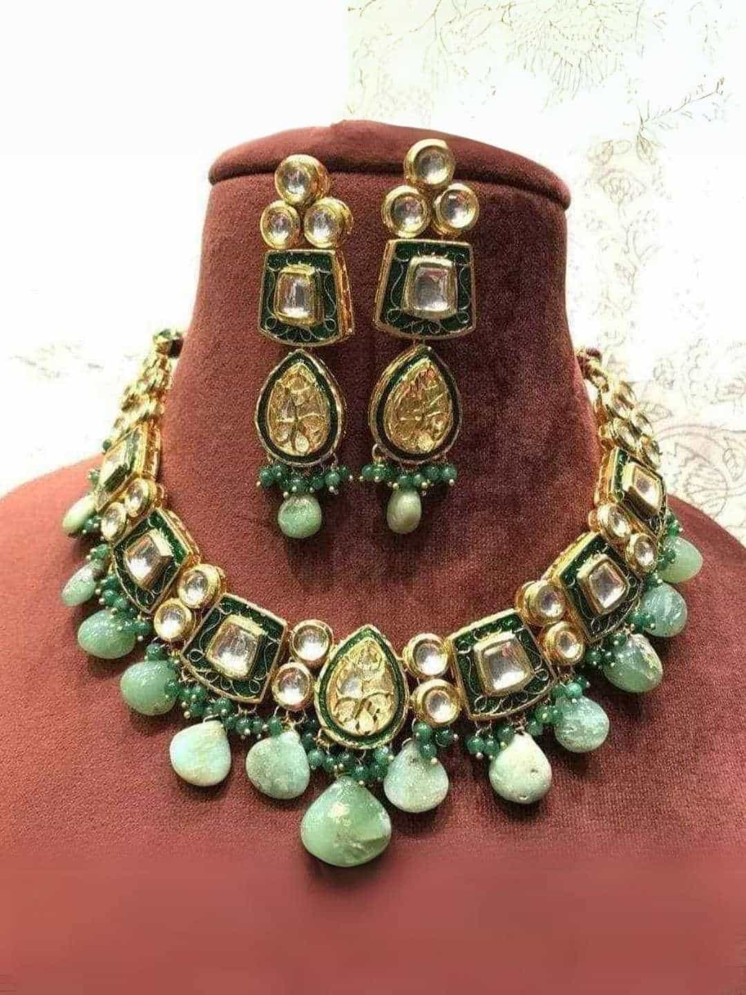 Ishhaara Green Square And Drop Shape Necklace