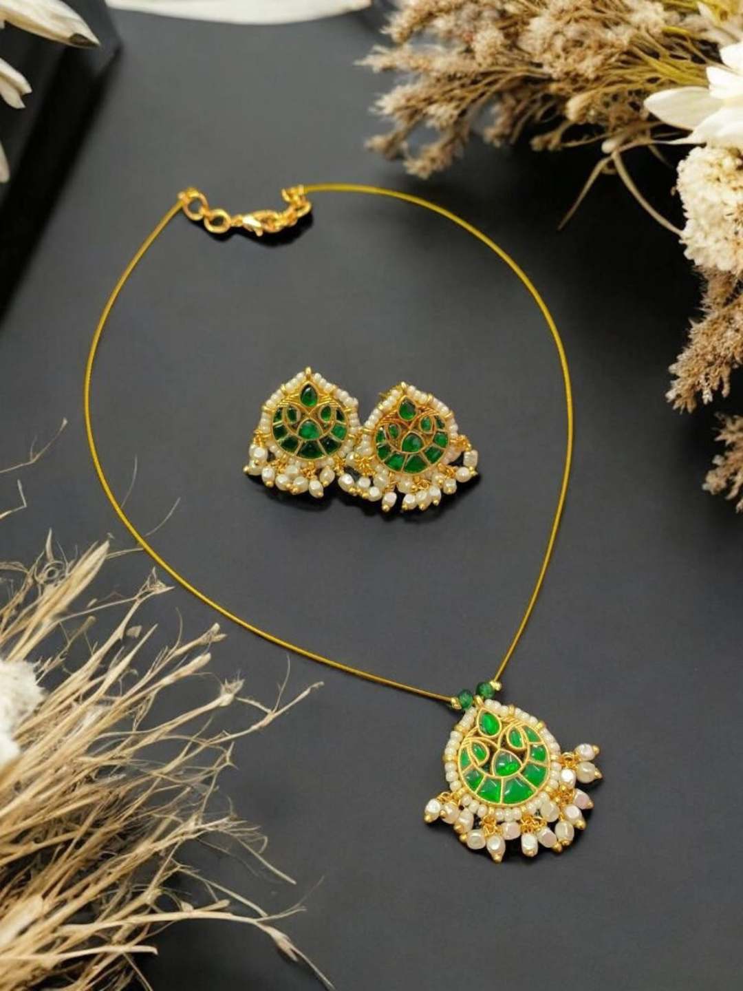 Ishhaara Green Teardrop Kundan Jadau Invisible Necklace