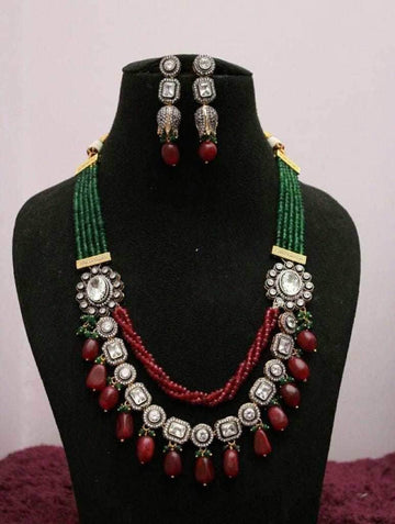 Ishhaara Green Twisted Color Necklace With White Stone