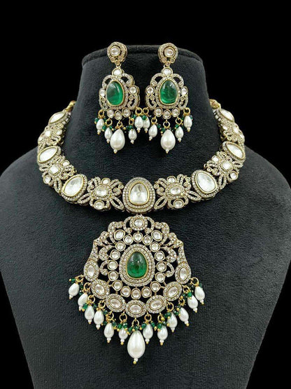Ishhaara Victorian Necklace With Earrings