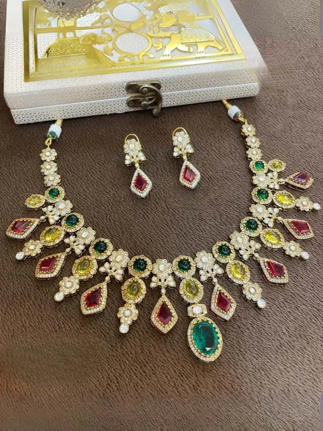 Ishhaara Green Victorian Polished Floral Necklace