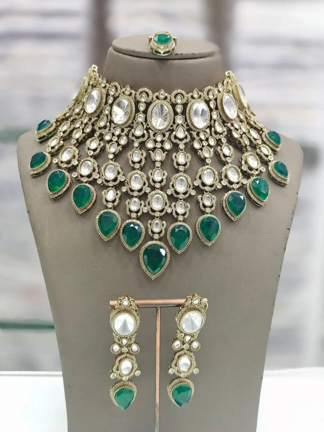 Ishhaara White Victorian Polished Moissanite Kundan Choker Necklace