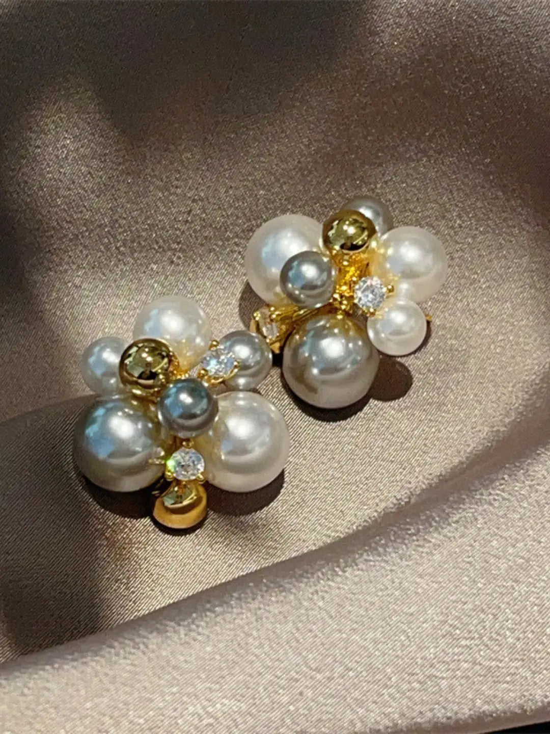 Ishhaara Halo Pearl Studs