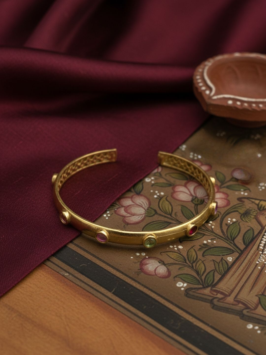 Ishhaara Hammered Yellow Gold Bangle Bracelet