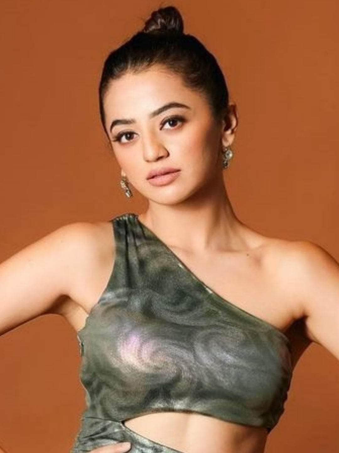 Ishhaara Helly Shah In Crystal Bullet Earrings