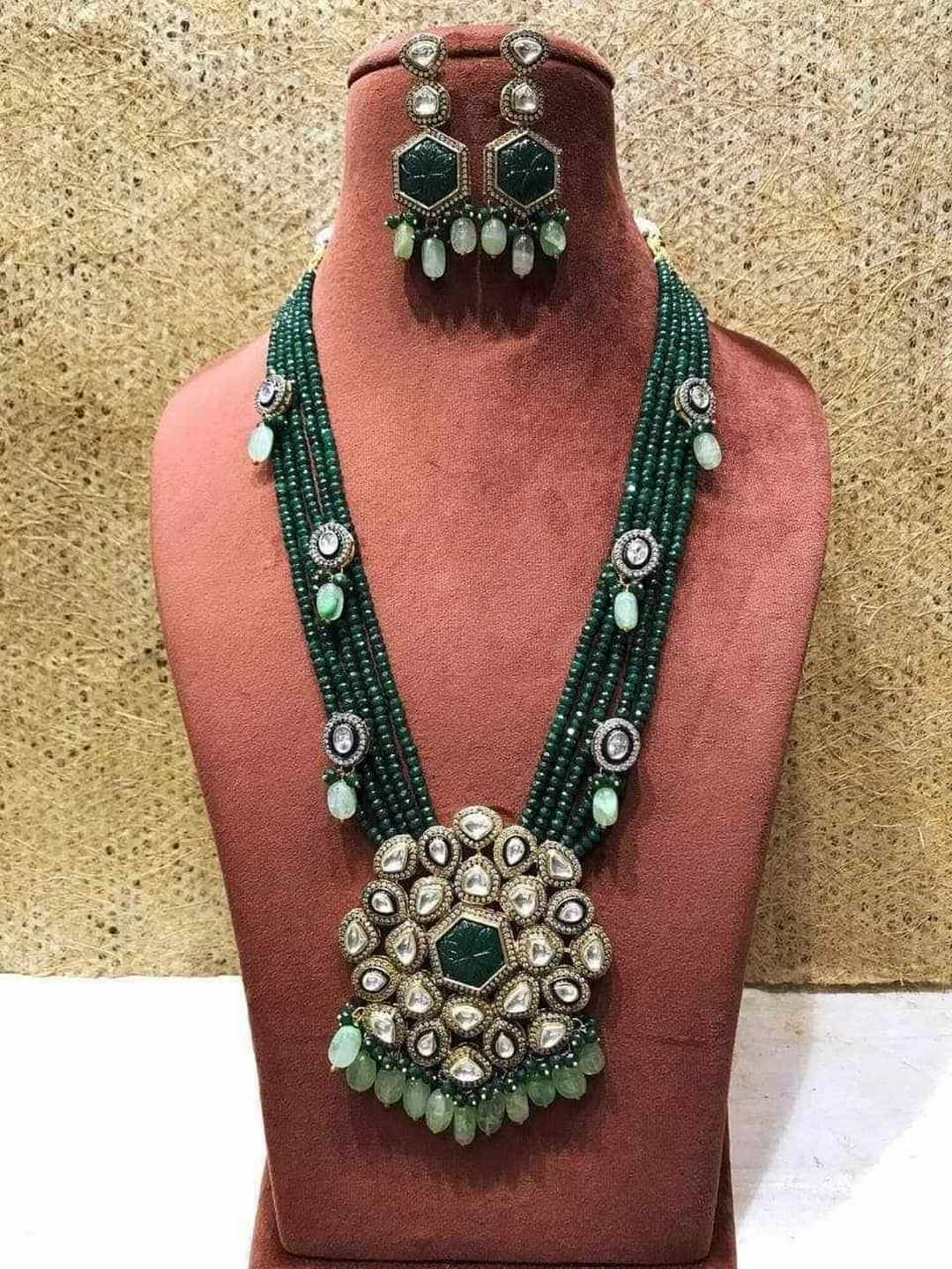 Ishhaara Hexagonal Pendant necklace