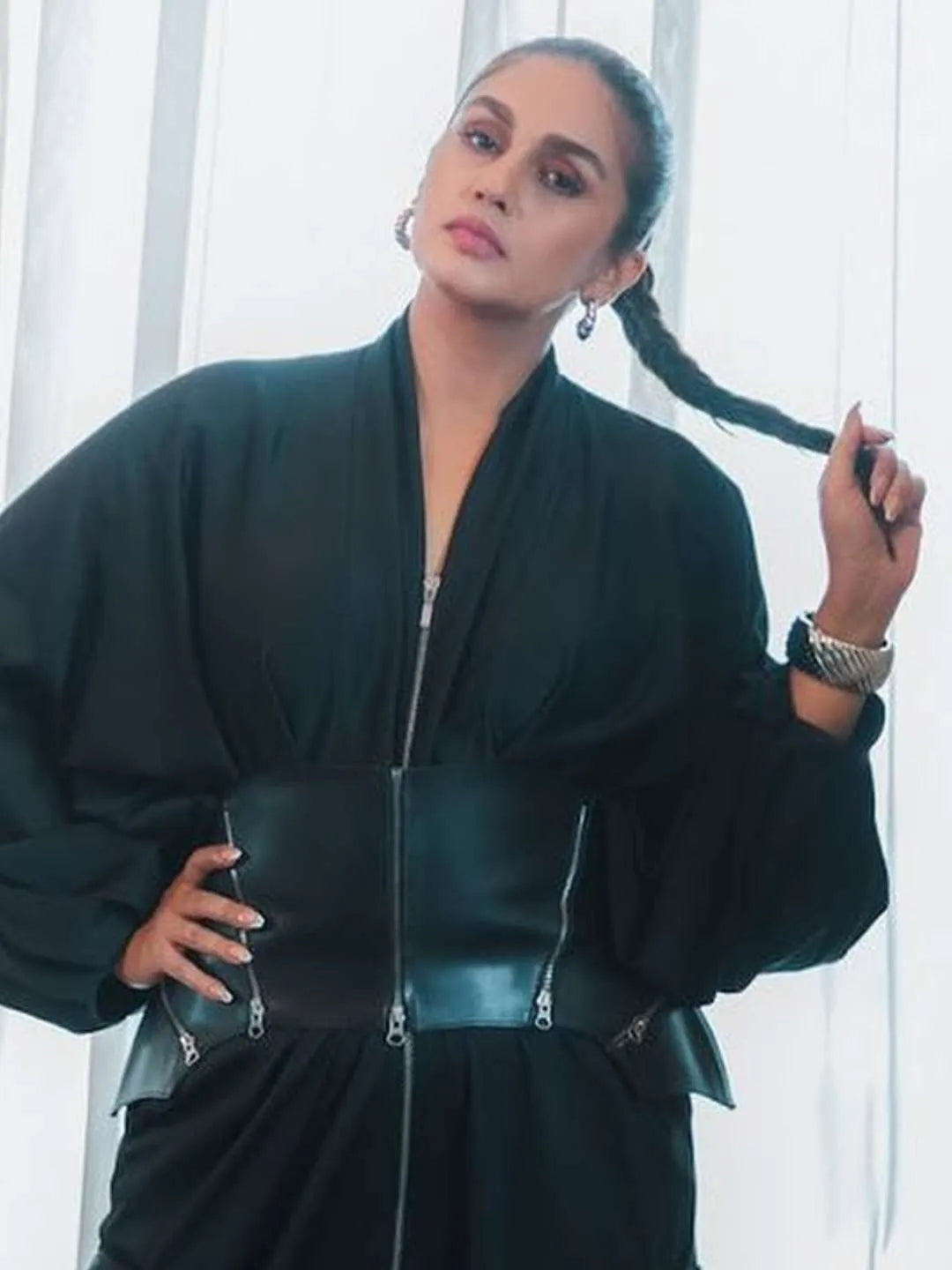 Ishhaara Huma Qureshi In Silver Tone Hinged Snake Handcuff