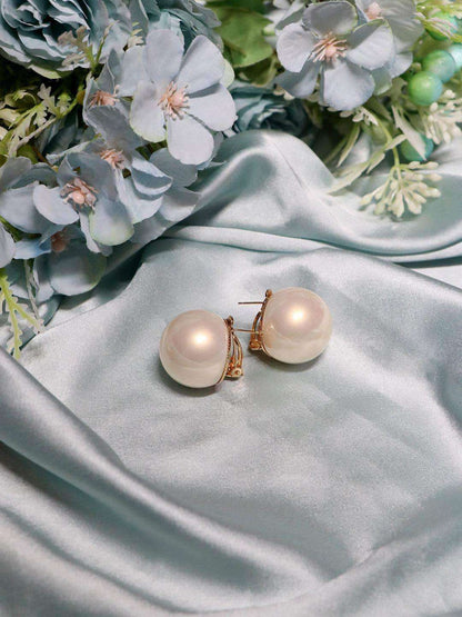 Ishhaara Samidha Singh In Big Pearl Statement Studs Ivory