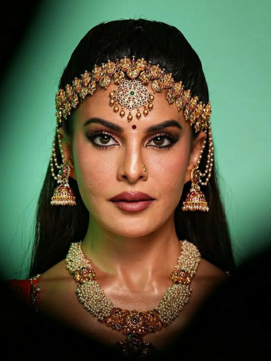 Ishhaara Jacqueline Fernandez In Bridal Red And Green Mango Design Necklace Set