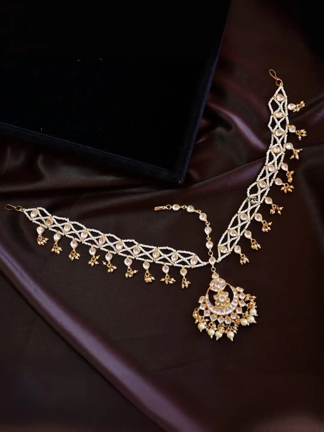 Ishhaara Jadau Pachi Kundan Stone Mathapatti