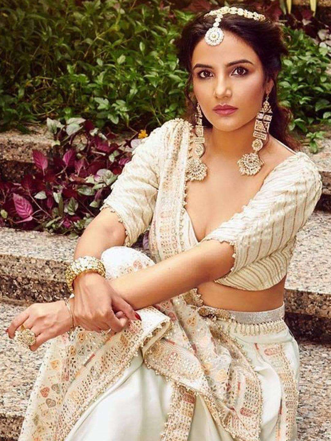 Ishhaara Jasmin Bhasin In Rajwadi Earring With Holder