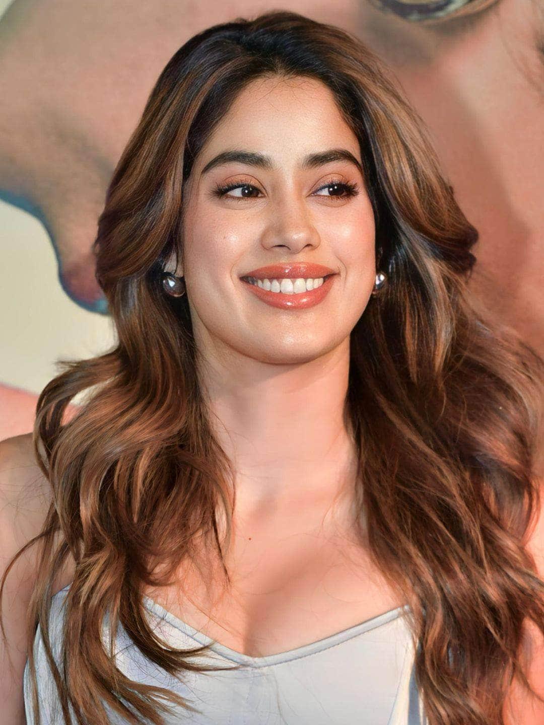 Ishhaara Jhanvi Kapoor In Smooth Shiny Metal Earring
