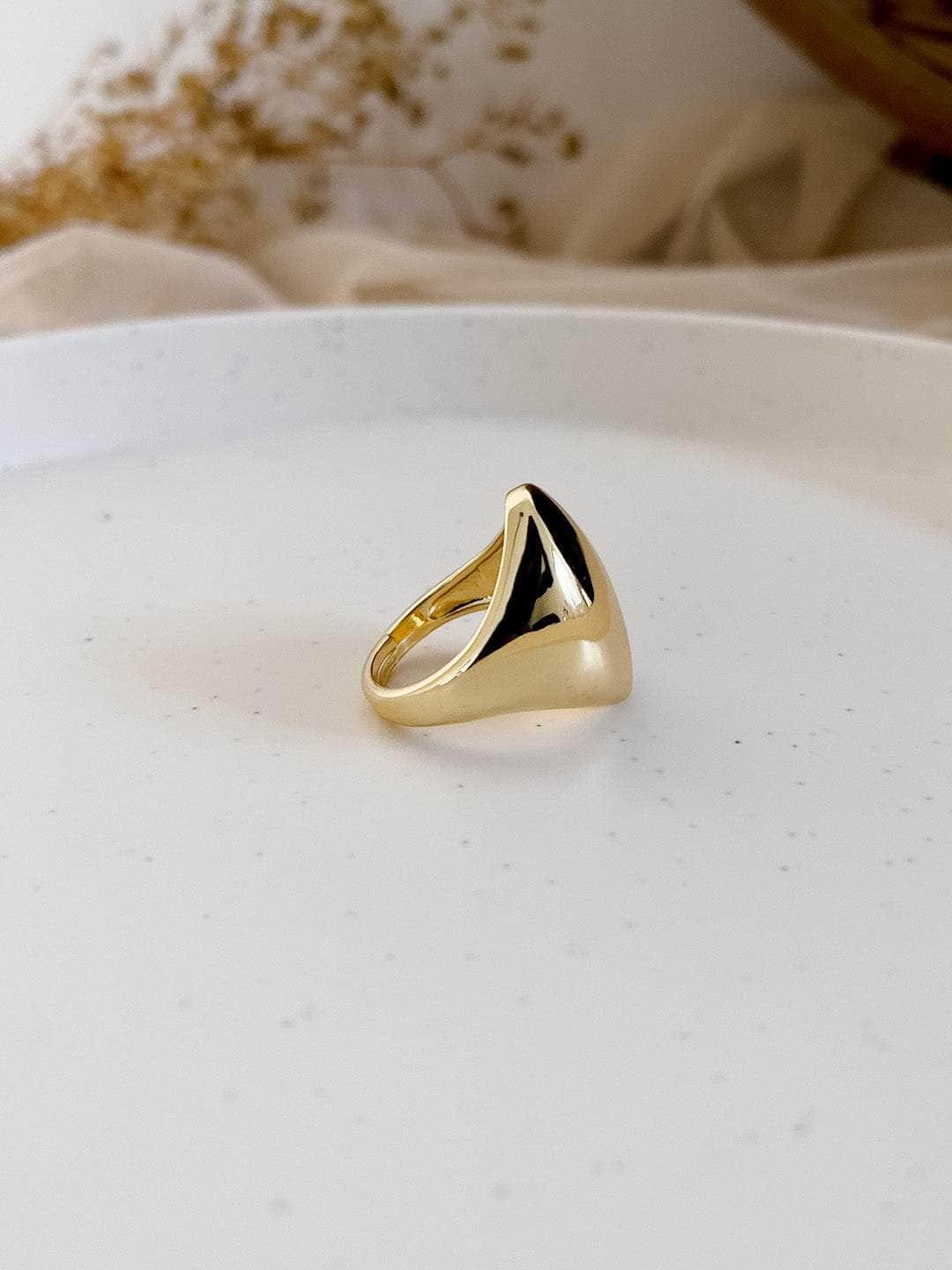 Ishhaara Kajol Devgan In Gold Signet Ring