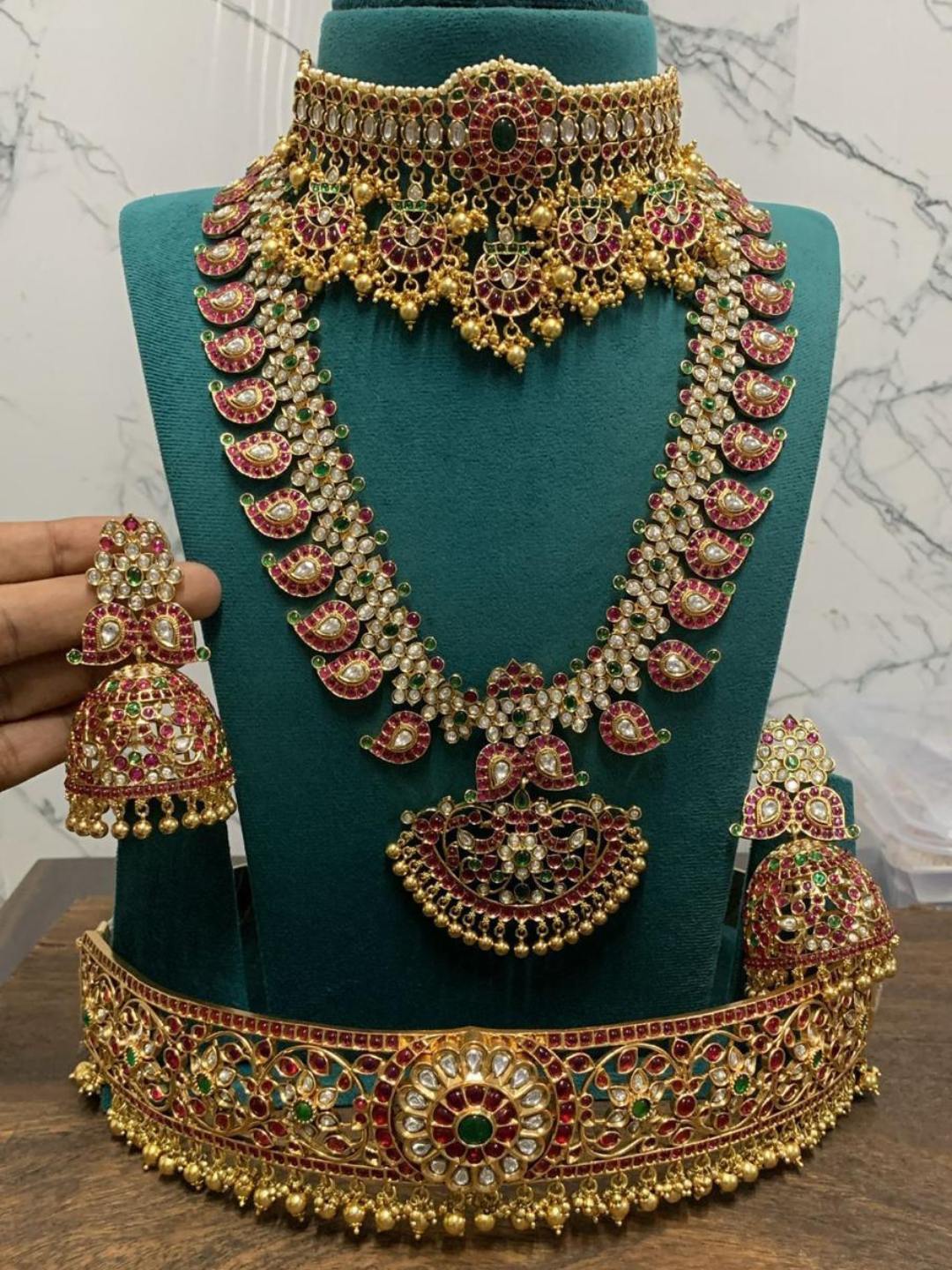 Ishhaara Kemp Manga Haram With Choker And Hip Belt