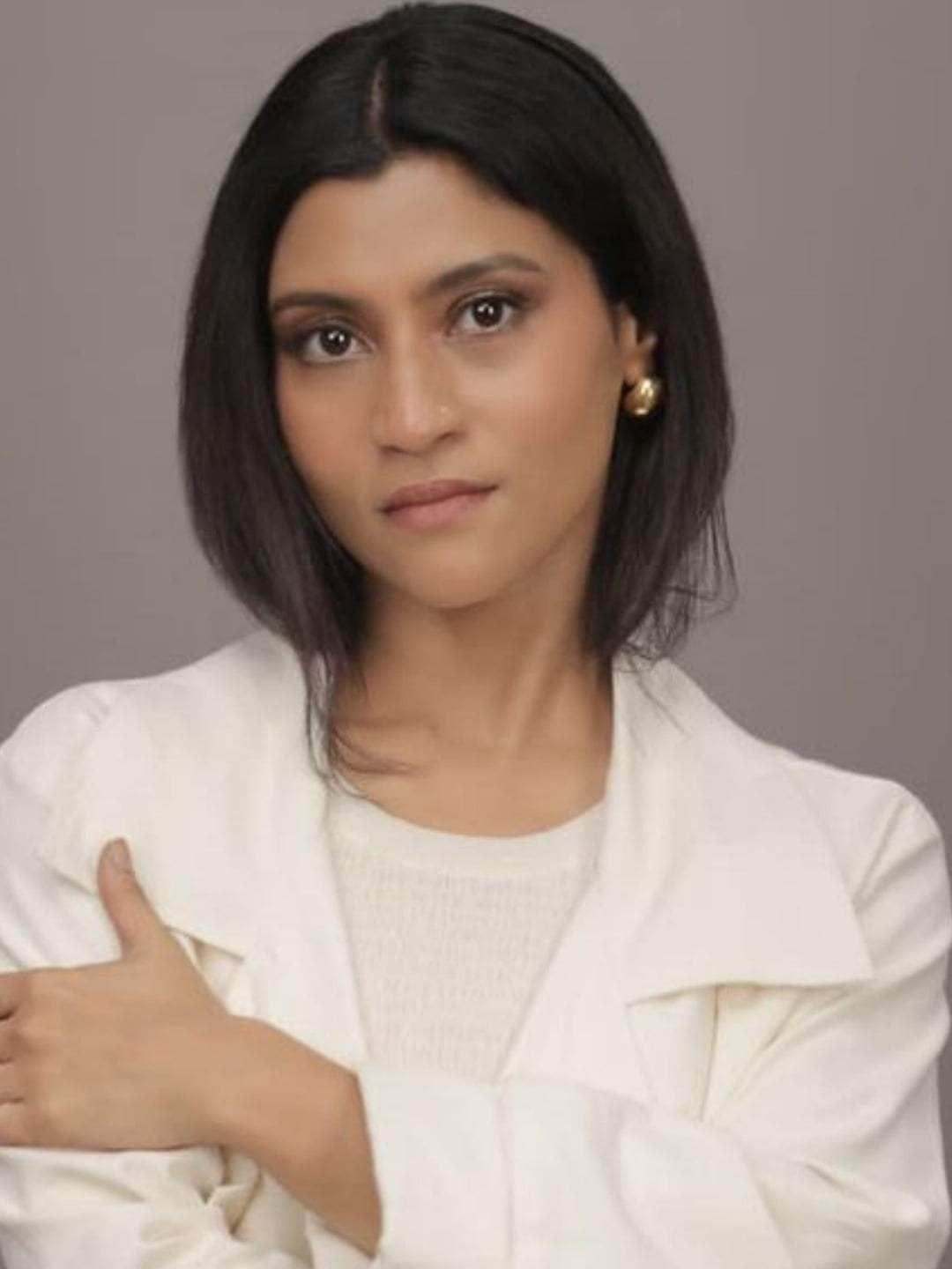 Ishhaara Konkona Sensharma In C-Shaped Stud Earrings