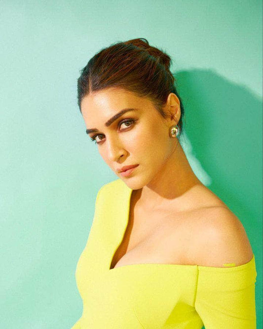 Ishhaara Kriti Sanon In C Shaped Stud Earrings