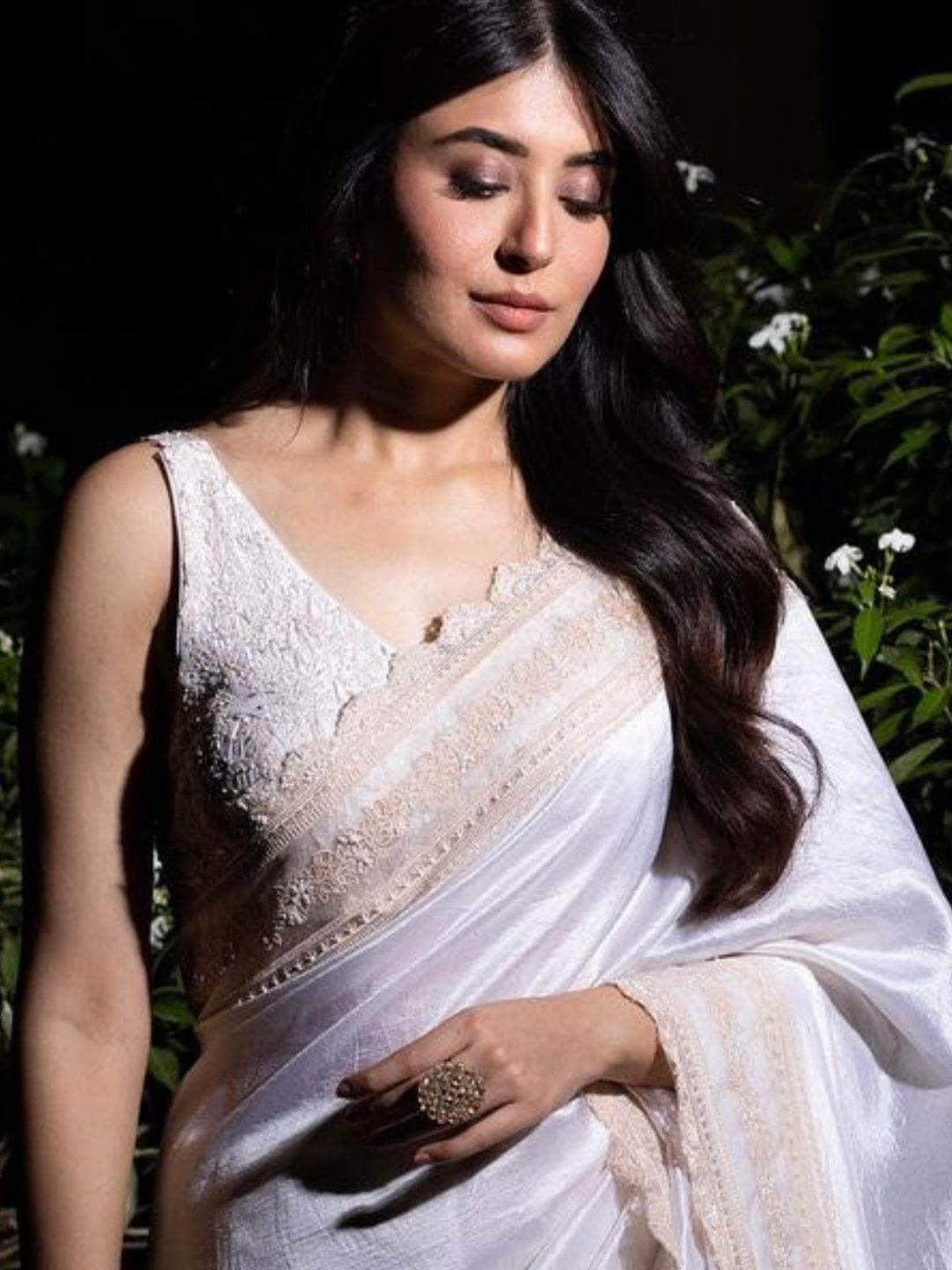 Ishhaara Kritika Kamra In Kundan Ring