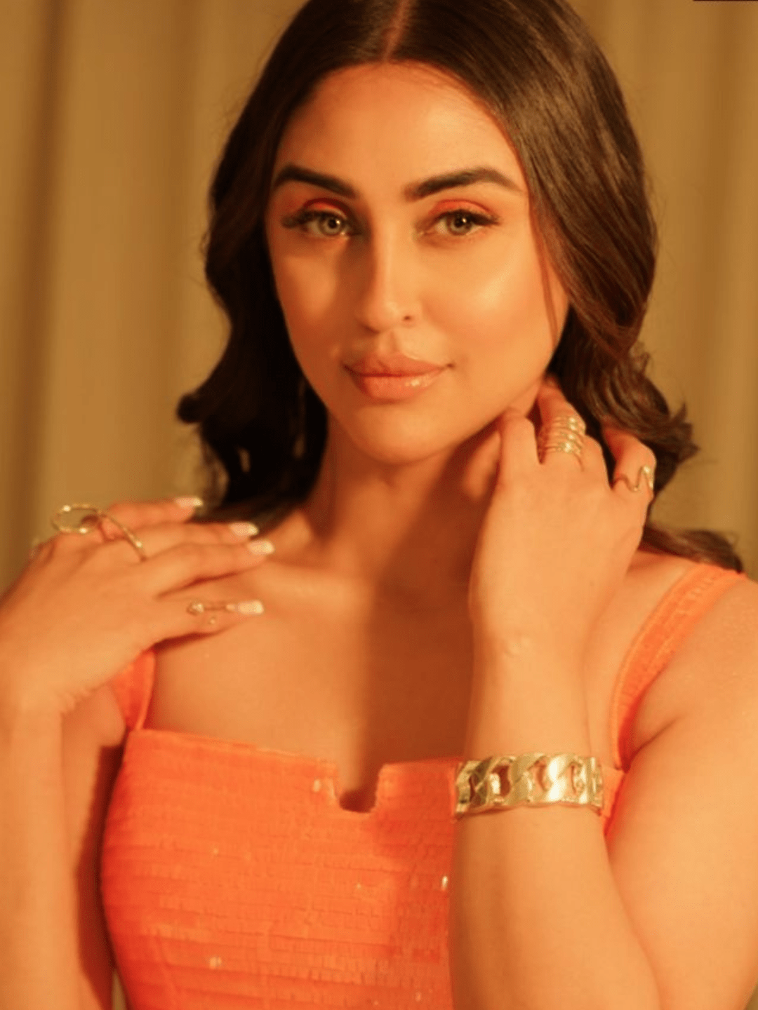 Ishhaara Krystle Dsouza In Linked chain bracelet - Gold