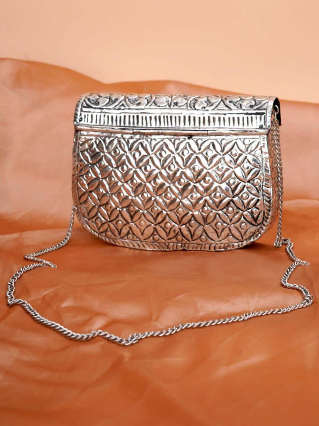 Ishhaara Leaf Designed Exclusive Silver Metal Clutch