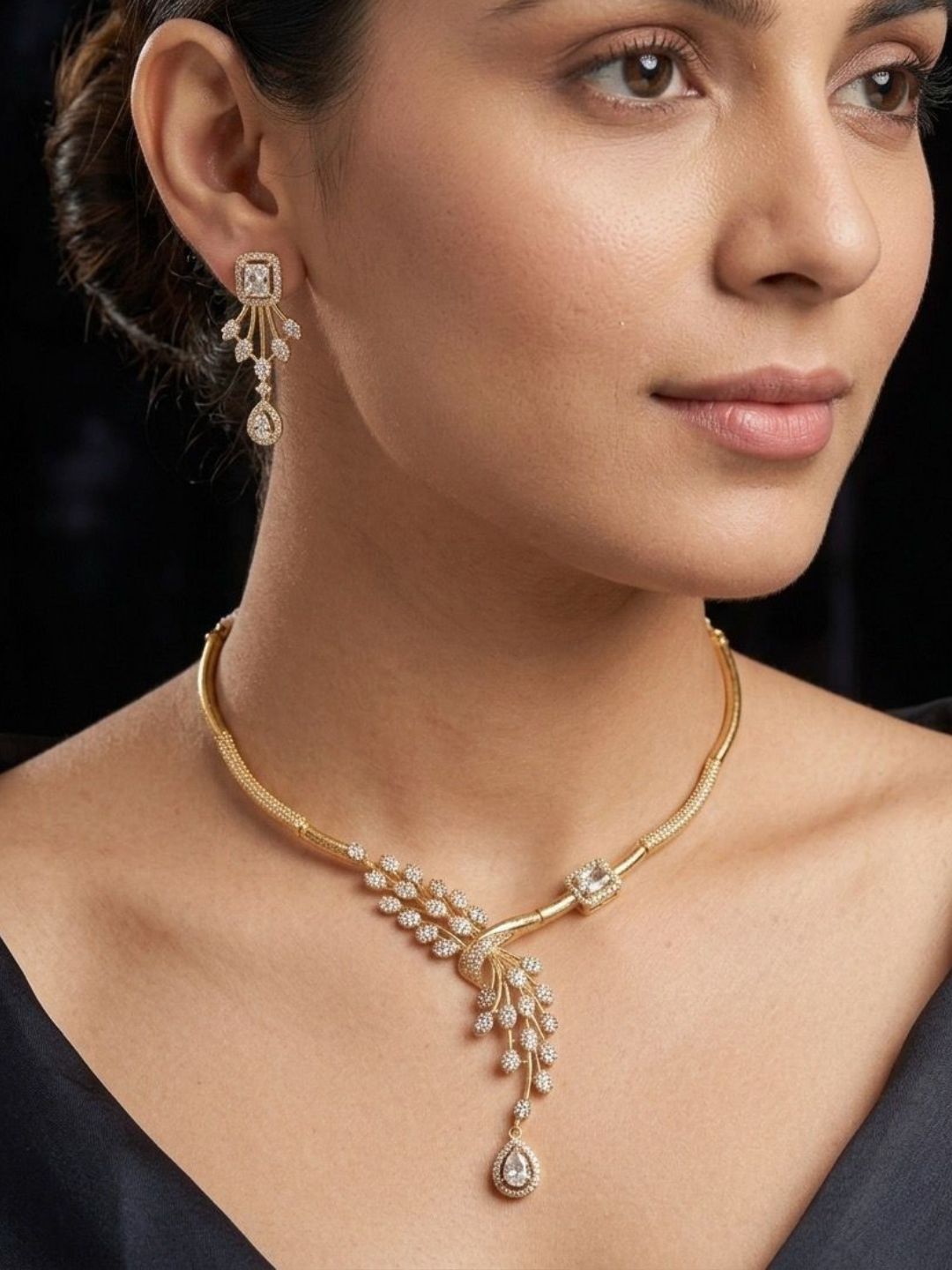 Ishhaara Leaf Designed Hasli Necklace