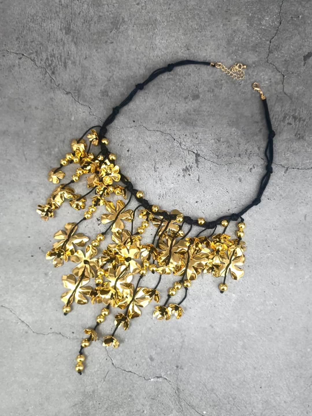 Ishhaara Leaf Necklace