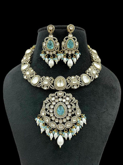 Ishhaara Victorian Necklace With Earrings