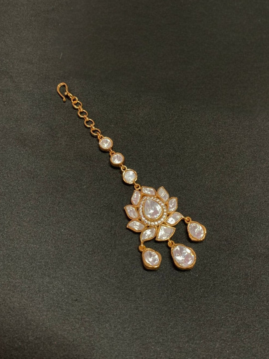 Ishhaara Lotus Shaped Kundan Maang Tikka